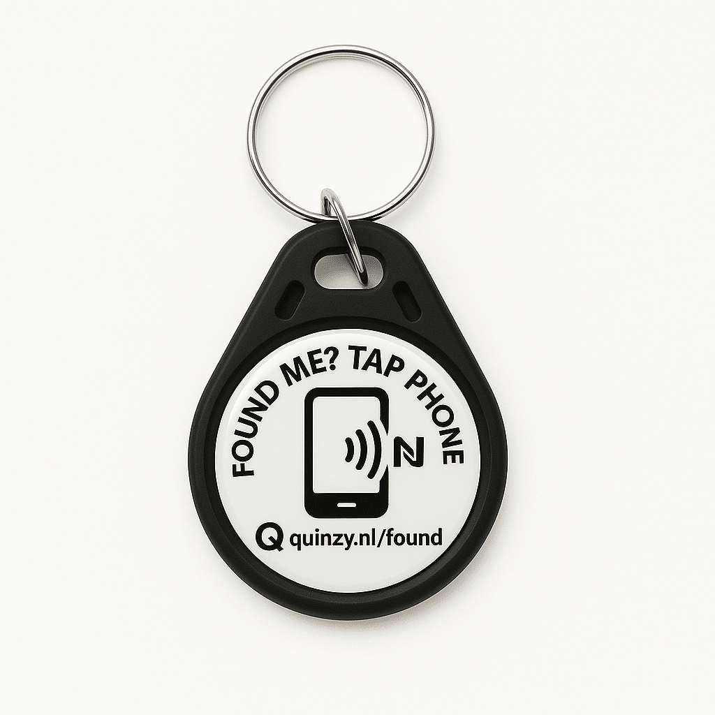Zwarte NFC sleutelhanger met de tekst ‘Found me ? Tap Phone’ en een NFC-logo