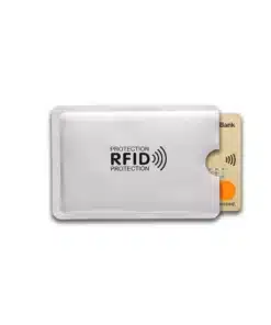 Wit RFID-beschermhoesje met zwarte opdruk en een gedeeltelijk ingestoken bankpas