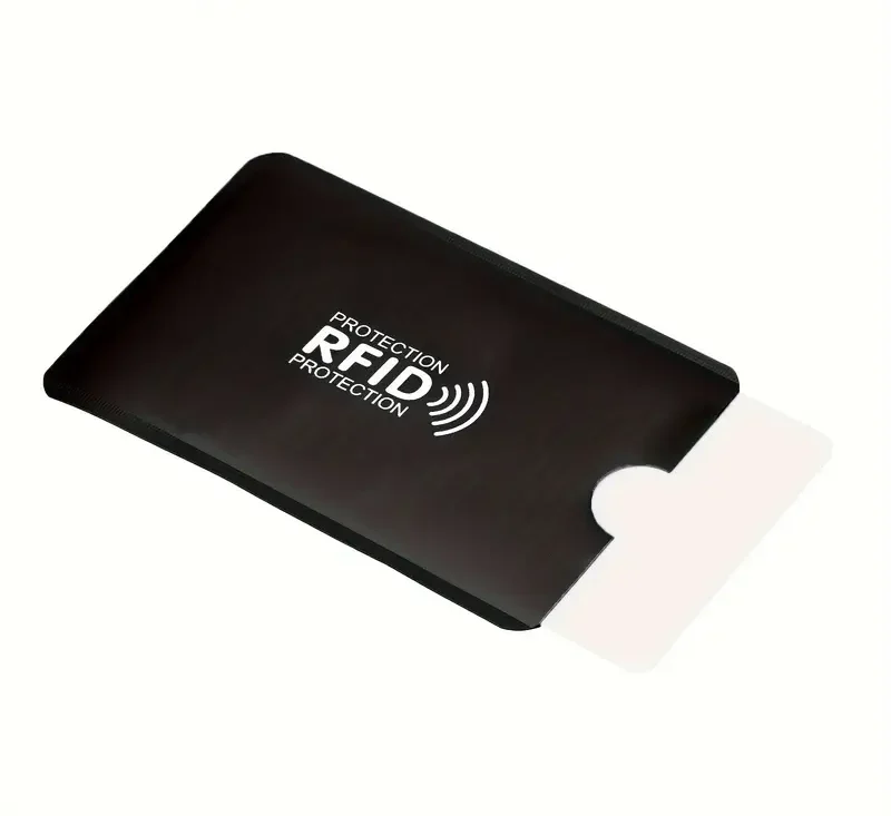 Zwart RFID-hoesje met witte RFID-opdruk en een gedeeltelijk uitgeschoven kaart